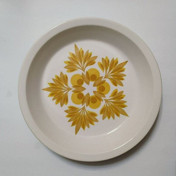 Vintage MCM Harvest Gold Pie Dish Plate, 1960s Yellow Floral Starburst Medallion - Picture 3 of 6